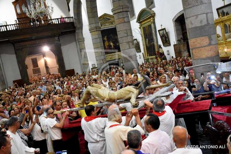 Los sacerdotes portan la venerada imagen para su colocación en el trono móvil (Foto Antonio Ali)